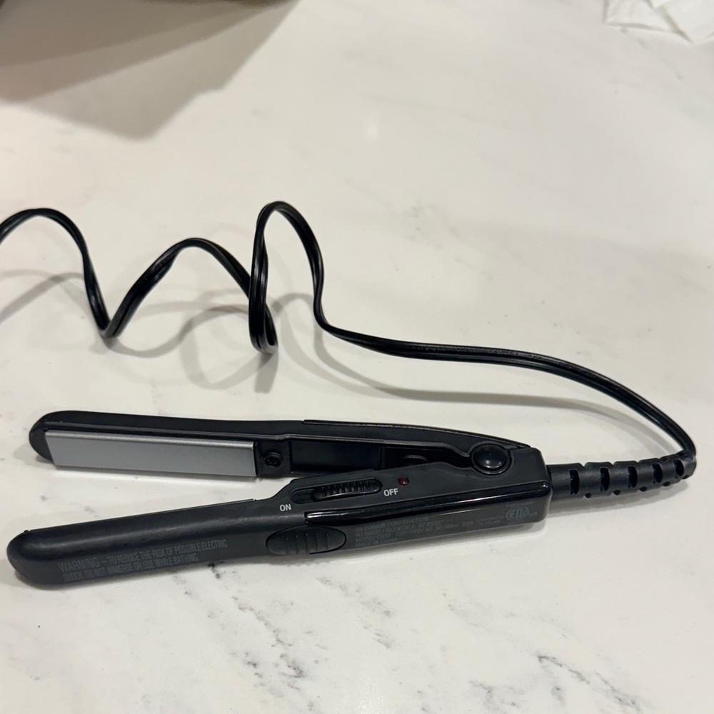 Black mini hair straightener with case